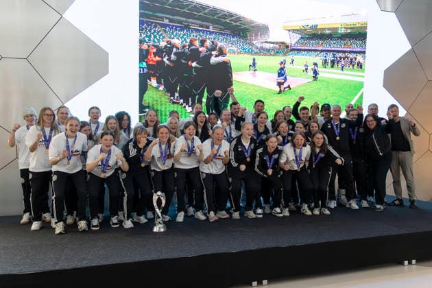 Empfang DFB U17, U 17 Juniorinnen am DFB Campus, 18.05.2026 Die U17 Europameisterinnen mit Staff beim mannschaftsfoto Teamfoto, jubeln, freuen sich mit dem EM Titel auf der Bühne, Empfang DFB U17 Juniorinnen, Frankfurt, Stadion am Brentanobad, 18.5.2026 Copyright: xBEAUTIFULxSPORTS Gawlikx