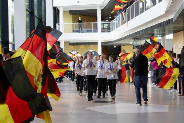 Empfang DFB U17, U 17 Juniorinnen am DFB Campus, 18.05.2026 Laura Dafinger (Deutsche U17 Juniorinnen Nationalmannschaft) mit der Trophäe in der Hand gehen in den DFB Campus, in dem viele Menschen Deutschland Fahnen, Flaggen schwenken und Spalier stehen, Empfang DFB U17 Juniorinnen, Frankfurt, Stadion am Brentanobad, 18.5.2026 Copyright: xBEAUTIFULxSPORTS Gawlikx