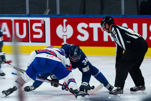 ZURICH, SWITZERLAND - MAY 18: Aatu Raety (Finland, 34) in the battle for the puck with Matt Coronato (United States, 27) in front of Jiri Ondracek (Linesperson) during the Preliminary Round - Group A Match 17 between Finland and United States at the IIHF Ice hockey, Eishockey World Championship, WM, Weltmeisterschaft 2026, Swiss Life Arena on May 18, 2026 in Zurich, Switzerland. Zurich Switzerland Copyright: xTimoxSteinx