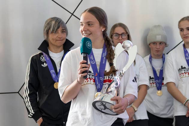 Empfang DFB U17, U 17 Juniorinnen am DFB Campus, 18.05.2026 Johanna Hebben (Deutsche U17 Juniorinnen Nationalmannschaft) Kapitänin, hält den Pokal in der Hand und beantwortet Fragen, Empfang DFB U17 Juniorinnen, Frankfurt, Stadion am Brentanobad, 18.5.2026 Copyright: xBEAUTIFULxSPORTS Gawlikx