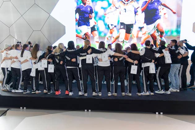Empfang DFB U17, U 17 Juniorinnen am DFB Campus, 18.05.2026 Die Mannschaft der U17 Juniorinnen, die Europameisterinnen, mit Staff singen und feiern im Krei, Empfang DFB U17 Juniorinnen, Frankfurt, Stadion am Brentanobad, 18.5.2026 Copyright: xBEAUTIFULxSPORTS Gawlikx