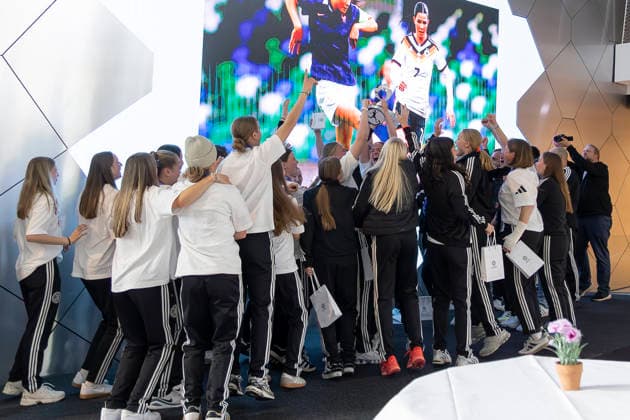 Empfang DFB U17, U 17 Juniorinnen am DFB Campus, 18.05.2026 Die Europameisterinnen der U17 Juniorinnen halten den Pokal hoch und jubeln noc heinmal lautstark, Empfang DFB U17 Juniorinnen, Frankfurt, Stadion am Brentanobad, 18.5.2026 Copyright: xBEAUTIFULxSPORTS Gawlikx