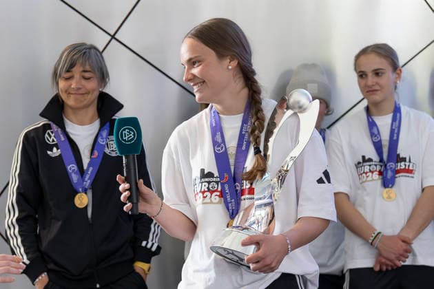 Empfang DFB U17, U 17 Juniorinnen am DFB Campus, 18.05.2026 Johanna Hebben (Deutsche U17 Juniorinnen Nationalmannschaft) Kapitänin, hält den Pokal in der Hand und beantwortet Fragen, Empfang DFB U17 Juniorinnen, Frankfurt, Stadion am Brentanobad, 18.5.2026 Copyright: xBEAUTIFULxSPORTS Gawlikx