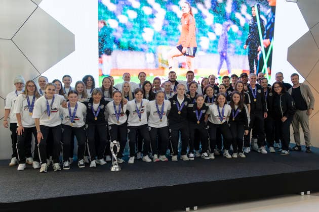 Empfang DFB U17, U 17 Juniorinnen am DFB Campus, 18.05.2026 Die U17 Europameisterinnen mit Staff beim mannschaftsfoto Teamfoto, Empfang DFB U17 Juniorinnen, Frankfurt, Stadion am Brentanobad, 18.5.2026 Copyright: xBEAUTIFULxSPORTS Gawlikx