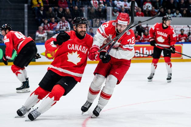 260518 Dylan Demelo of Canada and Phillip Schultz of Denmark during the 2026 IIHF Ice hockey, Eishockey World Championship, WM, Weltmeisterschaft match between Canada and Denmark on May 18, 2026 in Fribourg. Photo: Jesper Zerman BILDBYRAN kod JZ JZ0718 ishockey ice hockey ishockey-vm 2026 vm 2026 iihf world championship kanada canada danmark denmark canada kanada bbeng danmark denmark Copyright: JESPERxZERMAN BB260518JZ097