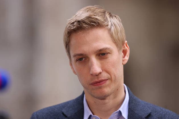 Fussball, Frauen, Bundesliga, Saison 2025 2026, FC Bayern München,Frauen, Doublefeier, Rathausbalkon, Marienplatz Dominik Krause, Oberbürgermeister der Stadt München, OB, Oberbürgermeister München, Kopf, Portrait, nachdenken, nachdenklich, überlegen