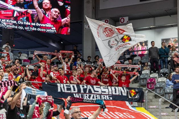 Die Fans der Fitness First Wuerzburg vor dem Spiel Telekom Baskets Bonn vs. Fitness First Wuerzburg Baskets, Basketball, easy Credit BBL, Playoffs, Viertelfinale, 2. Spieltag, 2025 2026, 18.05.2026 Telekom Baskets Bonn vs. Fitness First Wuerzburg Baskets, Basketball, easy Credit BBL, Playoffs, Viertelfinale, 2. Spieltag, 2025 2026, 18.05.2026 Bonn Copyright: xEibner-Pressefoto GerhardxWingenderx EP_GWR