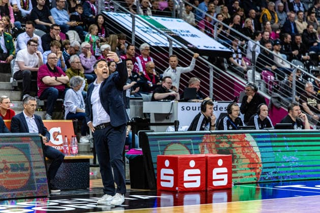 Saso Filipovski (Fitness First Wuerzburg Baskets, Trainer) aufgeregt Telekom Baskets Bonn vs. Fitness First Wuerzburg Baskets, Basketball, easy Credit BBL, Playoffs, Viertelfinale, 2. Spieltag, 2025 2026, 18.05.2026 Telekom Baskets Bonn vs. Fitness First Wuerzburg Baskets, Basketball, easy Credit BBL, Playoffs, Viertelfinale, 2. Spieltag, 2025 2026, 18.05.2026 Bonn Copyright: xEibner-Pressefoto GerhardxWingenderx EP_GWR