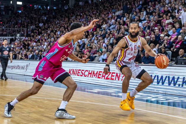 Davion Mintz (Fitness First Wuerzburg Baskets, 10) vs Joel Sadu Aminu (Telekom Baskets Bonn, 21) Telekom Baskets Bonn vs. Fitness First Wuerzburg Baskets, Basketball, easy Credit BBL, Playoffs, Viertelfinale, 2. Spieltag, 2025 2026, 18.05.2026 Telekom Baskets Bonn vs. Fitness First Wuerzburg Baskets, Basketball, easy Credit BBL, Playoffs, Viertelfinale, 2. Spieltag, 2025 2026, 18.05.2026 Bonn Copyright: xEibner-Pressefoto GerhardxWingenderx EP_GWR