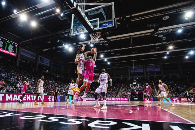 easyCredit Basketball Bundesliga, 2. Playoff-Viertelfinale: Telekom Baskets Bonn vs. Fitness First Baskets Würzburg, 18.05.2026 Michael Kessens (Telekom Baskets Bonn 6) und Davion Mintz (Würzburg 10) im Luftkampf - easyCredit Basketball Bundesliga, 2. Playoff-Viertelfinale: Telekom Baskets Bonn vs. Fitness First Baskets Würzburg, 18.05.2026, Telekom Dome Bonn Copyright: xBEAUTIFULxSPORTS Derixx