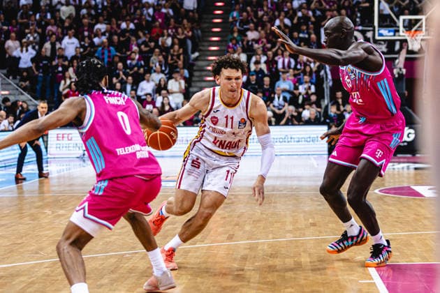 easyCredit Basketball Bundesliga, 2. Playoff-Viertelfinale: Telekom Baskets Bonn vs. Fitness First Baskets Würzburg, 18.05.2026 Brae Ivey (Würzburg 11) gegen Kur Jongkuch (Telekom Baskets Bonn 15) und Jalen Finch (Telekom Baskets Bonn 0) - easyCredit Basketball Bundesliga, 2. Playoff-Viertelfinale: Telekom Baskets Bonn vs. Fitness First Baskets Würzburg, 18.05.2026, Telekom Dome Bonn Copyright: xBEAUTIFULxSPORTS Derixx