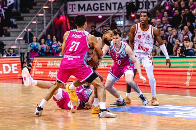 easyCredit Basketball Bundesliga, 2. Playoff-Viertelfinale: Telekom Baskets Bonn vs. Fitness First Baskets Würzburg, 18.05.2026 Davion Mintz (Würzburg 10) gegen die gesamte Bonner Defense - easyCredit Basketball Bundesliga, 2. Playoff-Viertelfinale: Telekom Baskets Bonn vs. Fitness First Baskets Würzburg, 18.05.2026, Telekom Dome Bonn Copyright: xBEAUTIFULxSPORTS Derixx