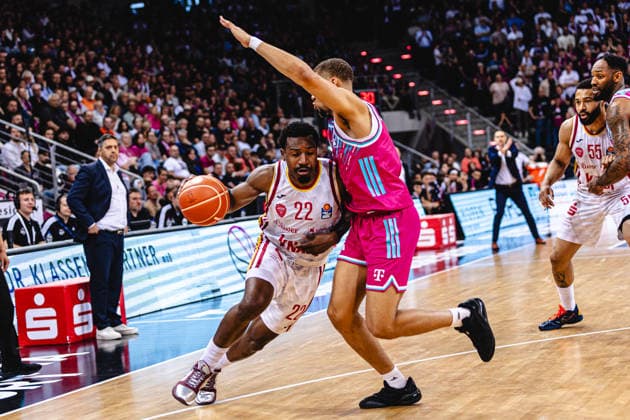 easyCredit Basketball Bundesliga, 2. Playoff-Viertelfinale: Telekom Baskets Bonn vs. Fitness First Baskets Würzburg, 18.05.2026 Johnathan Stove (Würzburg 22) gegen Alijah Comithier (Telekom Baskets Bonn 2) - easyCredit Basketball Bundesliga, 2. Playoff-Viertelfinale: Telekom Baskets Bonn vs. Fitness First Baskets Würzburg, 18.05.2026, Telekom Dome Bonn Copyright: xBEAUTIFULxSPORTS Derixx