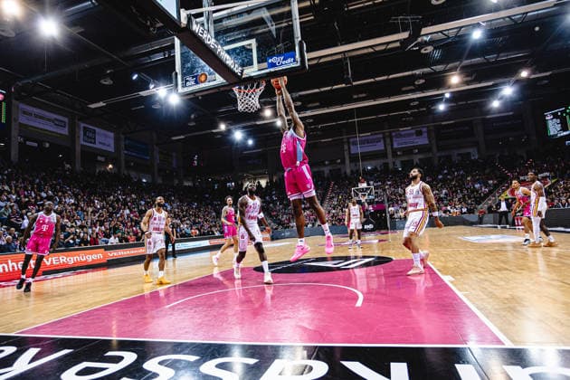 easyCredit Basketball Bundesliga, 2. Playoff-Viertelfinale: Telekom Baskets Bonn vs. Fitness First Baskets Würzburg, 18.05.2026 Jeff Garrett Jr. (Telekom Baskets Bonn 4) geht zum Dunking hoch - easyCredit Basketball Bundesliga, 2. Playoff-Viertelfinale: Telekom Baskets Bonn vs. Fitness First Baskets Würzburg, 18.05.2026, Telekom Dome Bonn Copyright: xBEAUTIFULxSPORTS Derixx