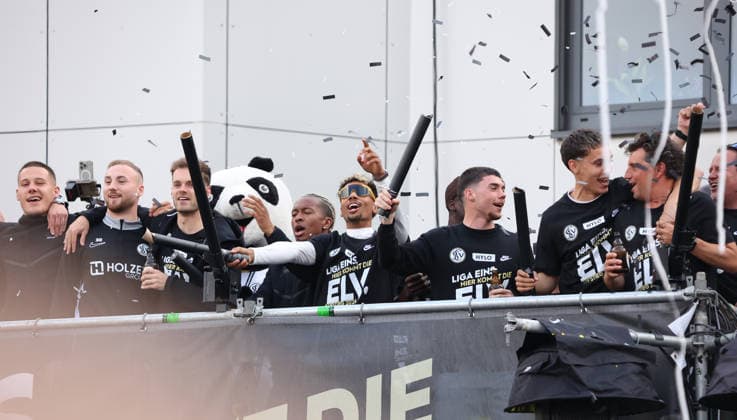 18.05.2026, Fussball, Herren, 2. Bundesliga, Saison 2025 2026, Aufstiegsfeier der SV 07 Elversberg. Die Mannschaft der SV 07 Elversberg feiert auf einem provisorischen Balkon vor dem Rathaus in Spiesen-Elversberg den Aufstieg in die Bundesliga Spiesen-Elversberg Rathaus Saarland Deutschland (DEU) Copyright: xFabianxKleerx
