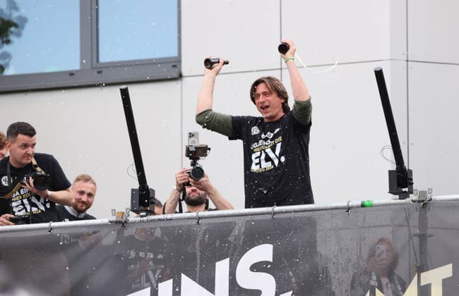 18.05.2026, Fussball, Herren, 2. Bundesliga, Saison 2025 2026, Aufstiegsfeier der SV 07 Elversberg. Die Mannschaft der SV 07 Elversberg feiert auf einem provisorischen Balkon vor dem Rathaus in Spiesen-Elversberg den Aufstieg in die Bundesliga, Trainer Vincent Wagner (SV 07 Elversberg) Spiesen-Elversberg Rathaus Saarland Deutschland (DEU) Copyright: xFabianxKleerx