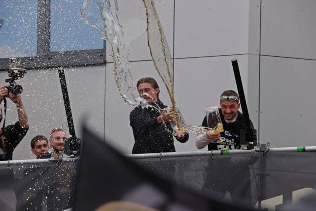 18.05.2026, Fussball, Herren, 2. Bundesliga, Saison 2025 2026, Aufstiegsfeier der SV 07 Elversberg. Die Mannschaft der SV 07 Elversberg feiert auf einem provisorischen Balkon vor dem Rathaus in Spiesen-Elversberg den Aufstieg in die Bundesliga, Carlo Sickinger (SV 07 Elversberg) und Lukas Petkov (SV 07 Elversberg) schütten Bier in die Fanmenge Spiesen-Elversberg Rathaus Saarland Deutschland (DEU) Copyright: xFabianxKleerx