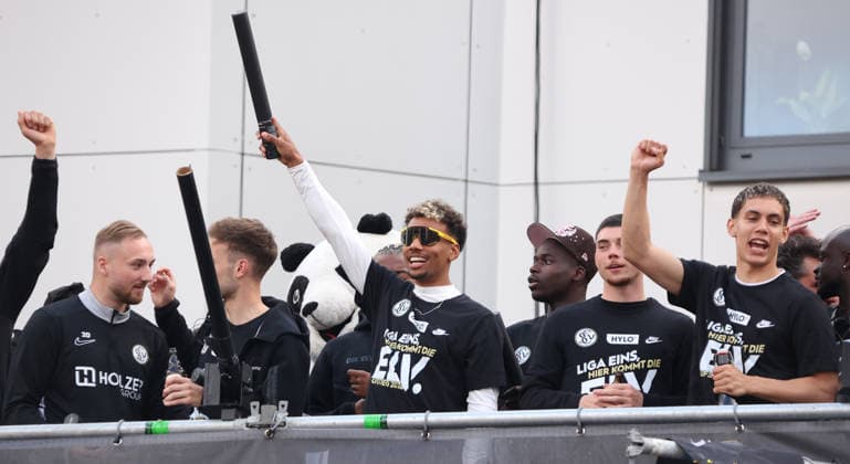 18.05.2026, Fussball, Herren, 2. Bundesliga, Saison 2025 2026, Aufstiegsfeier der SV 07 Elversberg. Die Mannschaft der SV 07 Elversberg feiert auf einem provisorischen Balkon vor dem Rathaus in Spiesen-Elversberg den Aufstieg in die Bundesliga, Nicolas Kristof (SV 07 Elversberg), Bambase Conte (SV 07 Elversberg), Felix Keidel (SV 07 Elversberg), Frederik Schmahl (SV 07 Elversberg) Spiesen-Elversberg Rathaus Saarland Deutschland (DEU) Copyright: xFabianxKleerx