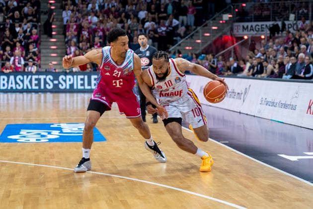 Zweikampf zwischen: Joel Aminu (Telekom Baskets Bonn, 21) und Davion Mintz (Fitness First Wuerzburg Baskets, 10) Telekom Baskets Bonn - Fitness First Würzburg Baskets 18.05.2026 Basketball, easyCredit Basketball Bundesliga, Playoffs, Viertelfinale Spiel 2, GER, Bonn, Telekom Dome Bonn Copyright: HMBxMedia xMarcoxBader
