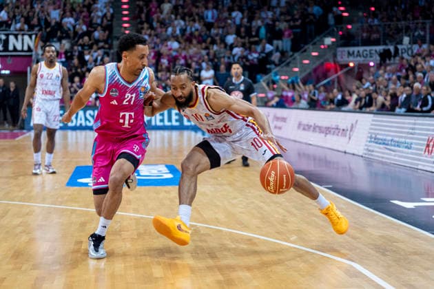 Zweikampf zwischen: Joel Aminu (Telekom Baskets Bonn, 21) und Davion Mintz (Fitness First Wuerzburg Baskets, 10) Telekom Baskets Bonn - Fitness First Würzburg Baskets 18.05.2026 Basketball, easyCredit Basketball Bundesliga, Playoffs, Viertelfinale Spiel 2, GER, Bonn, Telekom Dome Bonn Copyright: HMBxMedia xMarcoxBader