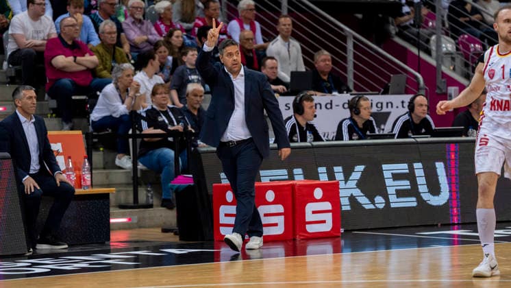 Sasa Filipovski (Fitness First Wuerzburg Baskets, Headcoach, Coach, Trainer) gibt Anweisungen, gestikuliert, mit den Armen gestikulieren gives instructions, gesticulate, gesticolando, emotionen Telekom Baskets Bonn - Fitness First Würzburg Baskets 18.05.2026 Basketball, easyCredit Basketball Bundesliga, Playoffs, Viertelfinale Spiel 2, GER, Bonn, Telekom Dome Bonn Copyright: HMBxMedia xMarcoxBader
