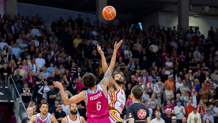 Michael Kessens (Telekom Baskets Bonn, 6) und Johnathan Stove (Fitness First Wuerzburg Baskets, 22) beim Start der Partie Telekom Baskets Bonn - Fitness First Würzburg Baskets 18.05.2026 Basketball, easyCredit Basketball Bundesliga, Playoffs, Viertelfinale Spiel 2, GER, Bonn, Telekom Dome Bonn Copyright: HMBxMedia xMarcoxBader