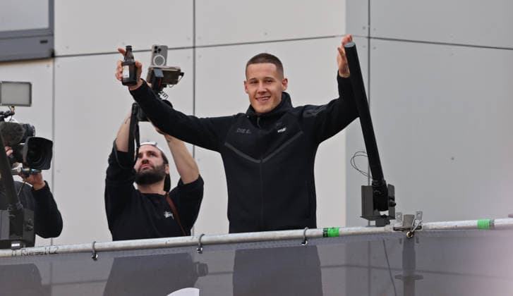 18.05.2026, Fussball, Herren, 2. Bundesliga, Saison 2025 2026, Aufstiegsfeier der SV 07 Elversberg. Die Mannschaft der SV 07 Elversberg feiert auf einem provisorischen Balkon vor dem Rathaus in Spiesen-Elversberg den Aufstieg in die Bundesliga, Lukas Pinckert (SV 07 Elversberg) Spiesen-Elversberg Rathaus Saarland Deutschland (DEU) Copyright: xFabianxKleerx