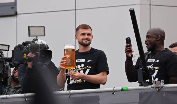 18.05.2026, Fussball, Herren, 2. Bundesliga, Saison 2025 2026, Aufstiegsfeier der SV 07 Elversberg. Die Mannschaft der SV 07 Elversberg feiert auf einem provisorischen Balkon vor dem Rathaus in Spiesen-Elversberg den Aufstieg in die Bundesliga, Lukasz Poreba (SV 07 Elversberg), Amara Conde (SV 07 Elversberg) Spiesen-Elversberg Rathaus Saarland Deutschland (DEU) Copyright: xFabianxKleerx