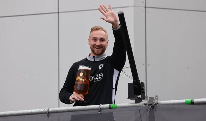 18.05.2026, Fussball, Herren, 2. Bundesliga, Saison 2025 2026, Aufstiegsfeier der SV 07 Elversberg. Die Mannschaft der SV 07 Elversberg feiert auf einem provisorischen Balkon vor dem Rathaus in Spiesen-Elversberg den Aufstieg in die Bundesliga, Nicolas Kristof (SV 07 Elversberg) Spiesen-Elversberg Rathaus Saarland Deutschland (DEU) Copyright: xFabianxKleerx