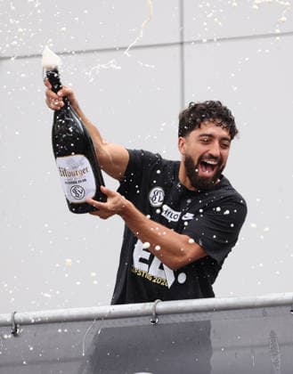18.05.2026, Fussball, Herren, 2. Bundesliga, Saison 2025 2026, Aufstiegsfeier der SV 07 Elversberg. Die Mannschaft der SV 07 Elversberg feiert auf einem provisorischen Balkon vor dem Rathaus in Spiesen-Elversberg den Aufstieg in die Bundesliga, Immanuel Pherai (SV 07 Elversberg) feiert mit einer großen Bierflasche Spiesen-Elversberg Rathaus Saarland Deutschland (DEU) Copyright: xFabianxKleerx