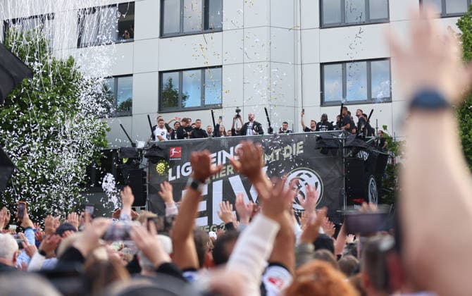 18.05.2026, Fussball, Herren, 2. Bundesliga, Saison 2025 2026, Aufstiegsfeier der SV 07 Elversberg. Die Mannschaft der SV 07 Elversberg feiert auf einem provisorischen Balkon vor dem Rathaus in Spiesen-Elversberg den Aufstieg in die Bundesliga Spiesen-Elversberg Rathaus Saarland Deutschland (DEU) Copyright: xFabianxKleerx