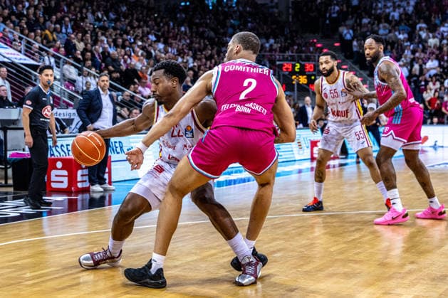 Johnathan Stove (Fitness First Wuerzburg Baskets, 22) vs Alijah Comithier (Telekom Baskets Bonn, 02) Telekom Baskets Bonn vs. Fitness First Wuerzburg Baskets, Basketball, easy Credit BBL, Playoffs, Viertelfinale, 2. Spieltag, 2025 2026, 18.05.2026 Telekom Baskets Bonn vs. Fitness First Wuerzburg Baskets, Basketball, easy Credit BBL, Playoffs, Viertelfinale, 2. Spieltag, 2025 2026, 18.05.2026 Bonn Copyright: xEibner-Pressefoto GerhardxWingenderx EP_GWR