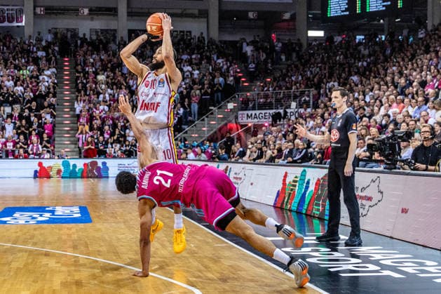Davion Mintz (Fitness First Wuerzburg Baskets, 10) beim Wurf von der 3-Punkte Linie, Joel Sadu Aminu (Telekom Baskets Bonn, 21) rutscht aus Telekom Baskets Bonn vs. Fitness First Wuerzburg Baskets, Basketball, easy Credit BBL, Playoffs, Viertelfinale, 2. Spieltag, 2025 2026, 18.05.2026 Telekom Baskets Bonn vs. Fitness First Wuerzburg Baskets, Basketball, easy Credit BBL, Playoffs, Viertelfinale, 2. Spieltag, 2025 2026, 18.05.2026 Bonn Copyright: xEibner-Pressefoto GerhardxWingenderx EP_GWR