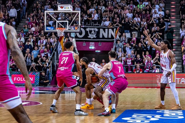 Davion Mintz (Fitness First Wuerzburg Baskets, 10) beim Kampf um den Ball vs Grayson Murphy (Telekom Baskets Bonn, 07), Joel Sadu Aminu (Telekom Baskets Bonn, 21), Marcus Carr (Fitness First Wuerzburg Baskets, 05) schaut zu Telekom Baskets Bonn vs. Fitness First Wuerzburg Baskets, Basketball, easy Credit BBL, Playoffs, Viertelfinale, 2. Spieltag, 2025 2026, 18.05.2026 Telekom Baskets Bonn vs. Fitness First Wuerzburg Baskets, Basketball, easy Credit BBL, Playoffs, Viertelfinale, 2. Spieltag, 2025 2026, 18.05.2026 Bonn Copyright: xEibner-Pressefoto GerhardxWingenderx EP_GWR