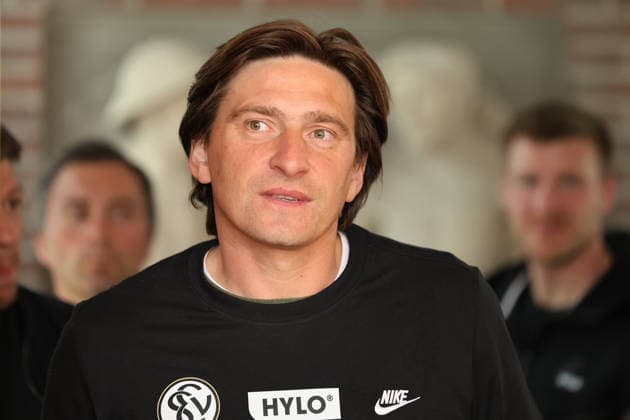 18.05.2026, Fussball, Herren, 2. Bundesliga, Saison 2025 2026, Aufstiegsfeier der SV 07 Elversberg. Die Mannschaft der SV 07 Elversberg bei der Ankunft im Rathaus in Spiesen-Elversberg, Trainer Vincent Wagner (SV 07 Elversberg) Spiesen-Elversberg Rathaus Saarland Deutschland (DEU) Copyright: xFabianxKleerx