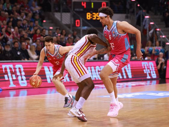 Grayson Murphy (Bonn) am Ball mit Michael Kessens (Bonn), Bonn, Deutschland, 18.05.2026, Basketball Bundesliga, 2. Viertelfinale, Telekom Baskets Bonn vs Fitness First Würzburg Baskets