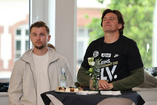 18.05.2026, Fussball, Herren, 2. Bundesliga, Saison 2025 2026, Aufstiegsfeier der SV 07 Elversberg. Die Mannschaft der SV 07 Elversberg bei der Ankunft im Rathaus in Spiesen-Elversberg, Trainer Vincent Wagner (SV 07 Elversberg), Leiter Lizenzbereich und Entwicklung David Blacha (SV 07 Elversberg) Spiesen-Elversberg Rathaus Saarland Deutschland (DEU) Copyright: xFabianxKleerx