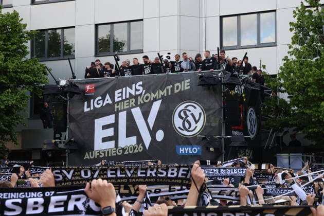 18.05.2026, Fussball, Herren, 2. Bundesliga, Saison 2025 2026, Aufstiegsfeier der SV 07 Elversberg. Die Mannschaft der SV 07 Elversberg feiert auf einem provisorischen Balkon vor dem Rathaus in Spiesen-Elversberg den Aufstieg in die Bundesliga Spiesen-Elversberg Rathaus Saarland Deutschland (DEU) Copyright: xFabianxKleerx