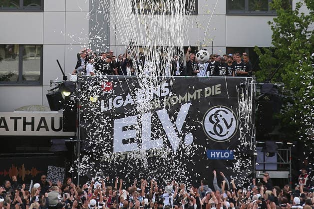 18.05.2026, xrekx, Fussball 2.Bundesliga, SV Elversberg - Aufstiegsfeier v.l. SV Elversberg Mannschaft feiert den Aufstieg (DFL DFB REGULATIONS PROHIBIT ANY USE OF PHOTOGRAPHS as IMAGE SEQUENCES and or QUASI-VIDEO) Elversberg