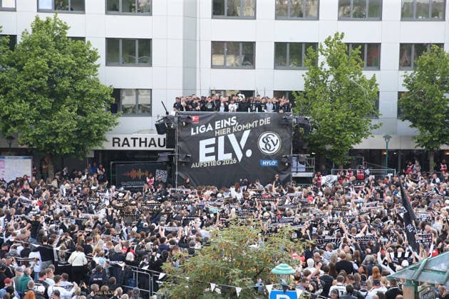 18.05.2026, xrekx, Fussball 2.Bundesliga, SV Elversberg - Aufstiegsfeier v.l. . SV Elversberg Mannschaft feiert den Aufstieg Fans ,Stimmung, Schals, Ultras, Zuschauer, Besucher, Choreo, Choreografie, atmosphere, scarves, spectators, visitors (DFL DFB REGULATIONS PROHIBIT ANY USE OF PHOTOGRAPHS as IMAGE SEQUENCES and or QUASI-VIDEO) Elversberg