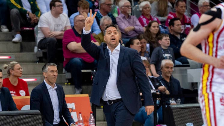 Sasa Filipovski (Fitness First Wuerzburg Baskets, Headcoach, Coach, Trainer) gibt Anweisungen, gestikuliert, mit den Armen gestikulieren gives instructions, gesticulate, gesticolando, emotionen Telekom Baskets Bonn - Fitness First Würzburg Baskets 18.05.2026 Basketball, easyCredit Basketball Bundesliga, Playoffs, Viertelfinale Spiel 2, GER, Bonn, Telekom Dome Bonn Copyright: HMBxMedia xMarcoxBader