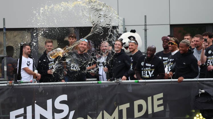 18.05.2026, xrekx, Fussball 2.Bundesliga, SV Elversberg - Aufstiegsfeier v.l. Tim Boss (SV 07 Elversberg) Bierdusche Fans ,Stimmung, Schals, Ultras, Zuschauer, Besucher, Choreo, Choreografie, atmosphere, scarves, spectators, visitors (DFL DFB REGULATIONS PROHIBIT ANY USE OF PHOTOGRAPHS as IMAGE SEQUENCES and or QUASI-VIDEO) Elversberg