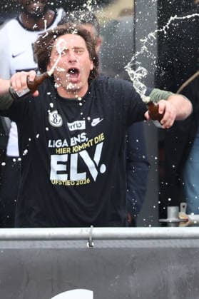 18.05.2026, xrekx, Fussball 2.Bundesliga, SV Elversberg - Aufstiegsfeier v.l. Vincent Wagner Trainer (SV 07 Elversberg) (DFL DFB REGULATIONS PROHIBIT ANY USE OF PHOTOGRAPHS as IMAGE SEQUENCES and or QUASI-VIDEO) Elversberg