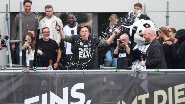 18.05.2026, xrekx, Fussball 2.Bundesliga, SV Elversberg - Aufstiegsfeier v.l. Vincent Wagner Trainer (SV 07 Elversberg) (DFL DFB REGULATIONS PROHIBIT ANY USE OF PHOTOGRAPHS as IMAGE SEQUENCES and or QUASI-VIDEO) Elversberg