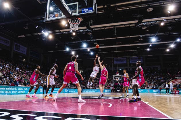 easyCredit Basketball Bundesliga, 2. Playoff-Viertelfinale: Telekom Baskets Bonn vs. Fitness First Baskets Würzburg, 18.05.2026 Johnathan Stove (Würzburg 22) gegen Grayson Murphy (Telekom Baskets Bonn 7) - easyCredit Basketball Bundesliga, 2. Playoff-Viertelfinale: Telekom Baskets Bonn vs. Fitness First Baskets Würzburg, 18.05.2026, Telekom Dome Bonn Copyright: xBEAUTIFULxSPORTS Derixx
