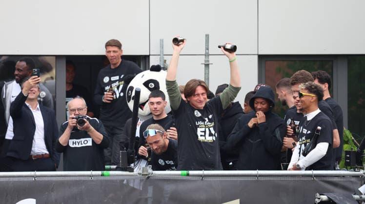 18.05.2026, xrekx, Fussball 2.Bundesliga, SV Elversberg - Aufstiegsfeier v.l. Vincent Wagner Trainer (SV 07 Elversberg) (DFL DFB REGULATIONS PROHIBIT ANY USE OF PHOTOGRAPHS as IMAGE SEQUENCES and or QUASI-VIDEO) Elversberg