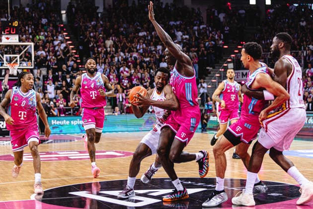 easyCredit Basketball Bundesliga, 2. Playoff-Viertelfinale: Telekom Baskets Bonn vs. Fitness First Baskets Würzburg, 18.05.2026 Johnathan Stove (Würzburg 22) gegen Kur Jongkuch (Telekom Baskets Bonn 15) - easyCredit Basketball Bundesliga, 2. Playoff-Viertelfinale: Telekom Baskets Bonn vs. Fitness First Baskets Würzburg, 18.05.2026, Telekom Dome Bonn Copyright: xBEAUTIFULxSPORTS Derixx