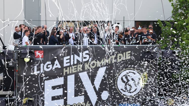18.05.2026, xrekx, Fussball 2.Bundesliga, SV Elversberg - Aufstiegsfeier v.l. SV Elversberg Mannschaft feiert den Aufstieg (DFL DFB REGULATIONS PROHIBIT ANY USE OF PHOTOGRAPHS as IMAGE SEQUENCES and or QUASI-VIDEO) Elversberg