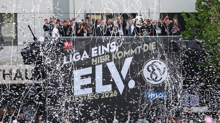 18.05.2026, xrekx, Fussball 2.Bundesliga, SV Elversberg - Aufstiegsfeier v.l. SV Elversberg Mannschaft feiert den Aufstieg (DFL DFB REGULATIONS PROHIBIT ANY USE OF PHOTOGRAPHS as IMAGE SEQUENCES and or QUASI-VIDEO) Elversberg
