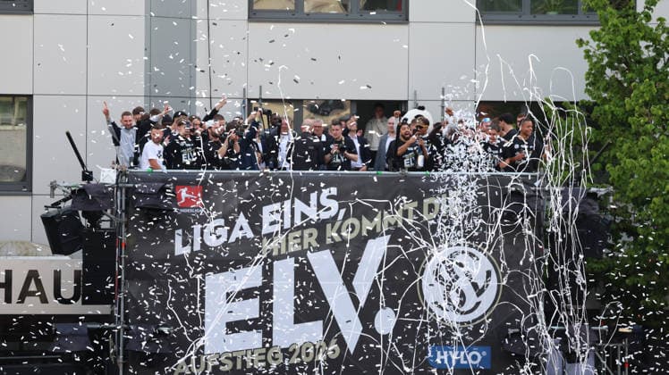 18.05.2026, xrekx, Fussball 2.Bundesliga, SV Elversberg - Aufstiegsfeier v.l. SV Elversberg Mannschaft feiert den Aufstieg (DFL DFB REGULATIONS PROHIBIT ANY USE OF PHOTOGRAPHS as IMAGE SEQUENCES and or QUASI-VIDEO) Elversberg